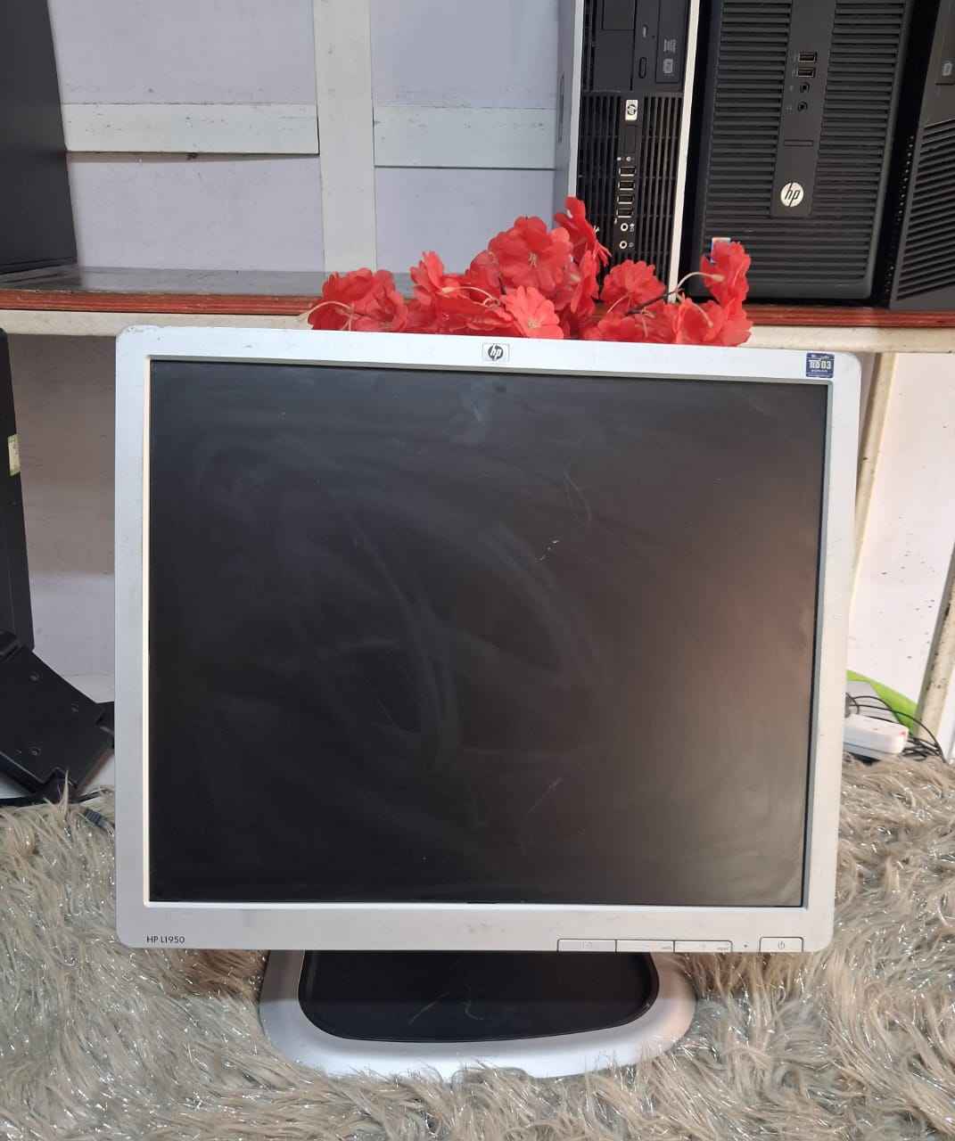 Monitor Square  Hp Inch 19 Port Dvi To Vga